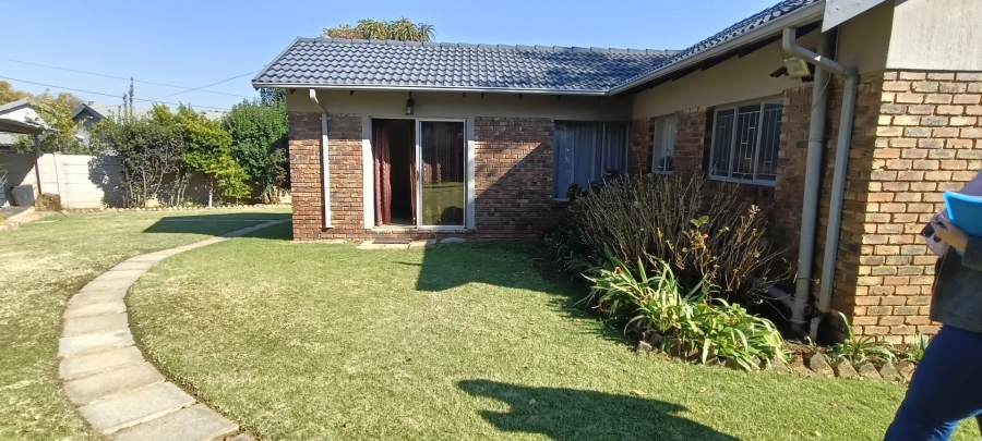 6 Bedroom Property for Sale in Rooihuiskraal Gauteng
