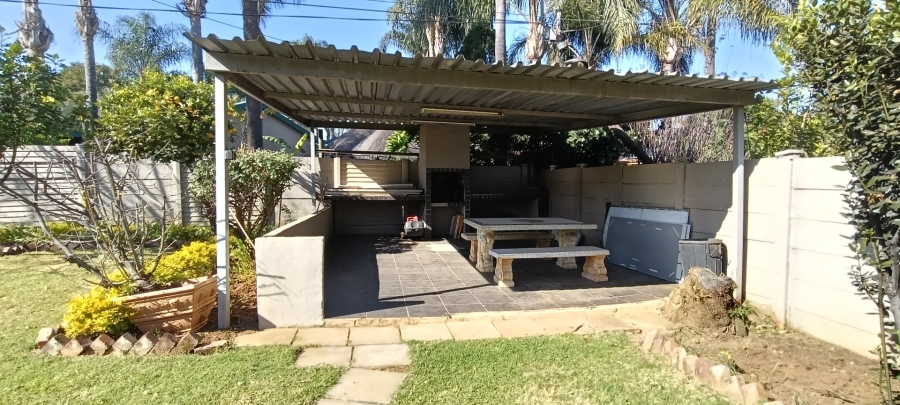 6 Bedroom Property for Sale in Rooihuiskraal Gauteng