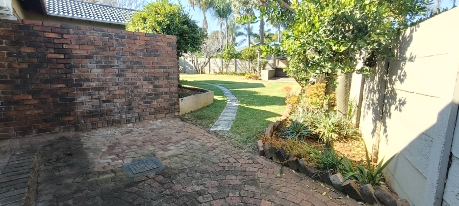6 Bedroom Property for Sale in Rooihuiskraal Gauteng