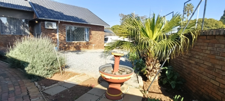 6 Bedroom Property for Sale in Rooihuiskraal Gauteng