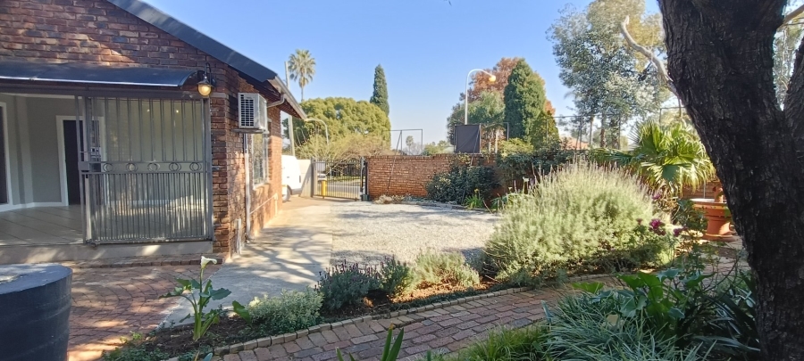 6 Bedroom Property for Sale in Rooihuiskraal Gauteng