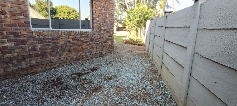 6 Bedroom Property for Sale in Rooihuiskraal Gauteng