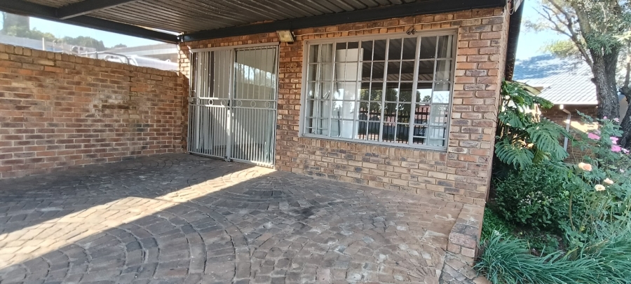 6 Bedroom Property for Sale in Rooihuiskraal Gauteng