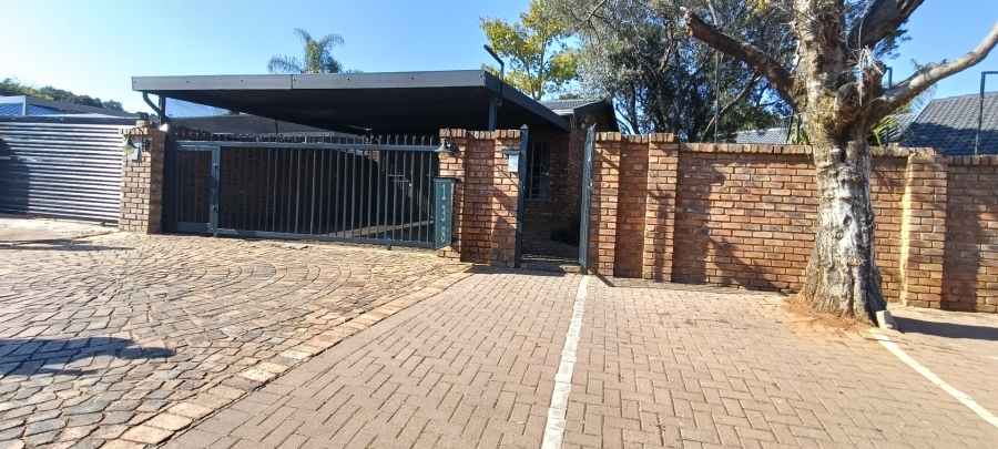 6 Bedroom Property for Sale in Rooihuiskraal Gauteng