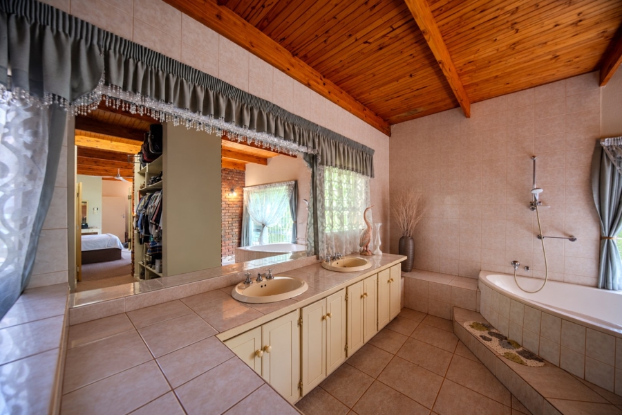 To Let 4 Bedroom Property for Rent in Shere Gauteng