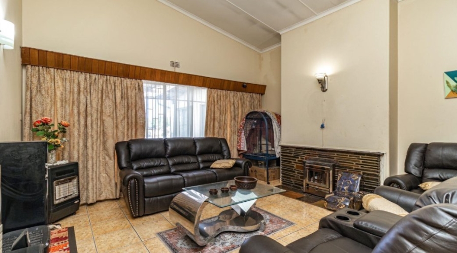 5 Bedroom Property for Sale in Illiondale Gauteng