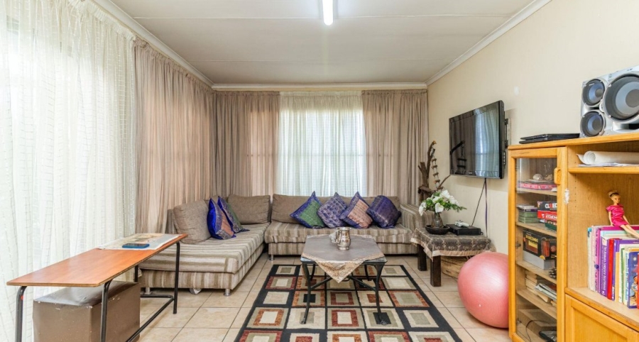 5 Bedroom Property for Sale in Illiondale Gauteng