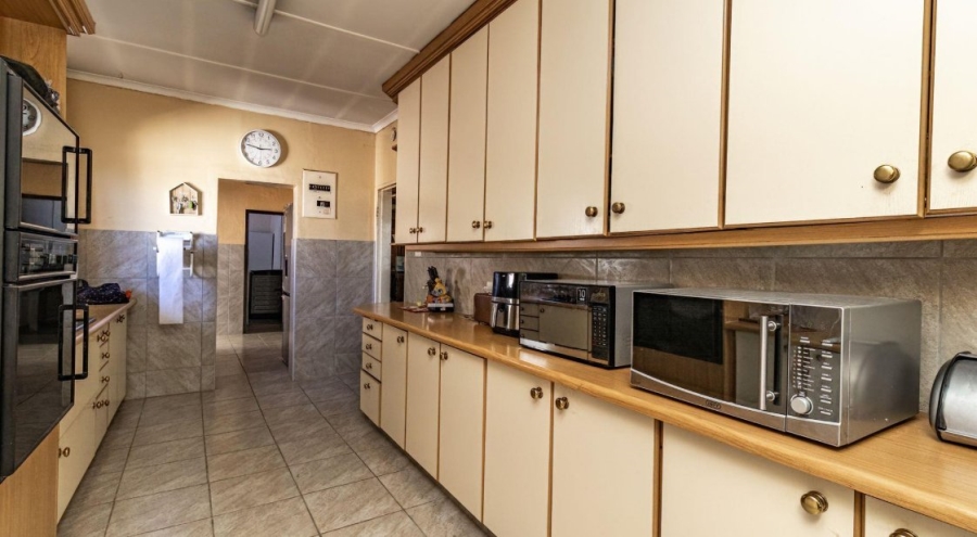 5 Bedroom Property for Sale in Illiondale Gauteng