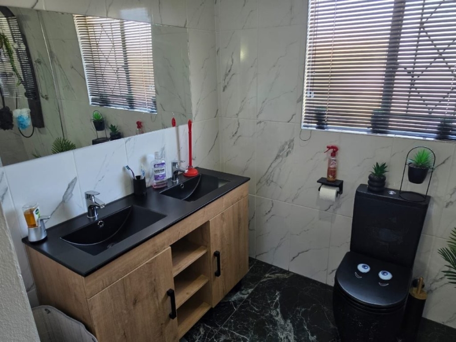 3 Bedroom Property for Sale in Bonaero Park Gauteng