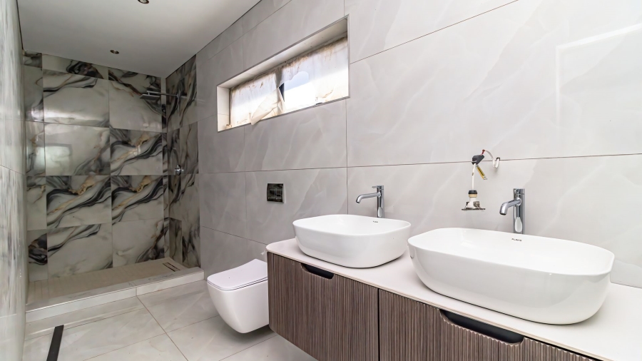5 Bedroom Property for Sale in Serengeti Lifestyle Estate Gauteng