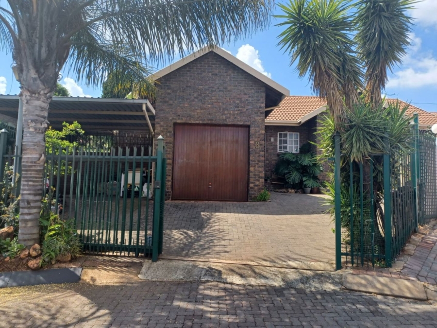 To Let 3 Bedroom Property for Rent in Die Hoewes Gauteng