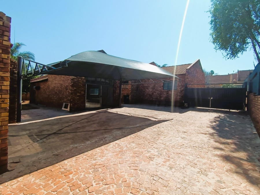 To Let Commercial Property for Rent in Faerie Glen Gauteng