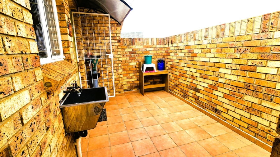 2 Bedroom Property for Sale in Kleinfontein A H Gauteng