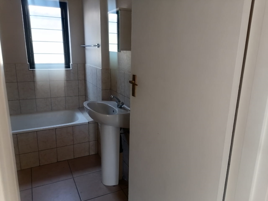 To Let 2 Bedroom Property for Rent in Noordwyk Gauteng