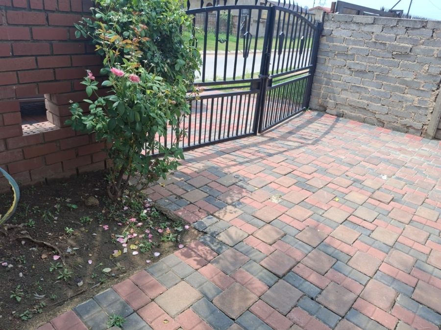 2 Bedroom Property for Sale in Daveyton Gauteng