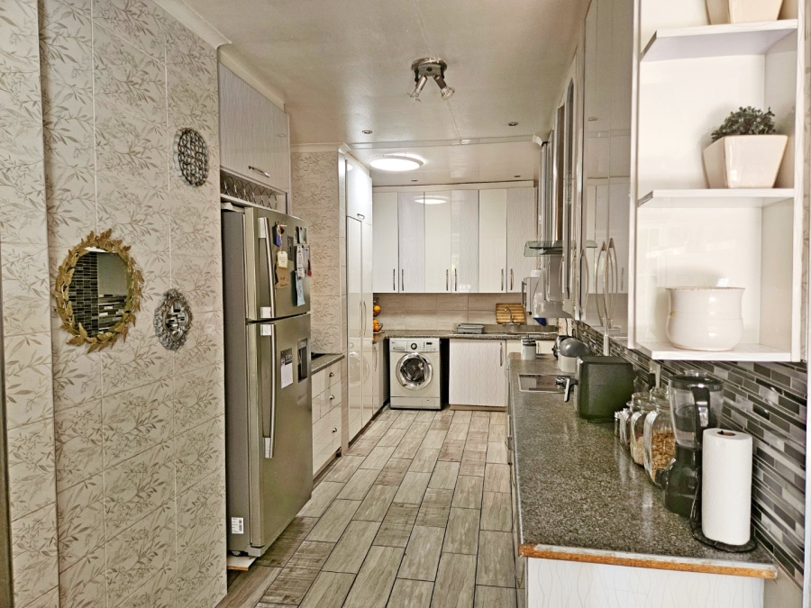 4 Bedroom Property for Sale in Birchleigh North Gauteng