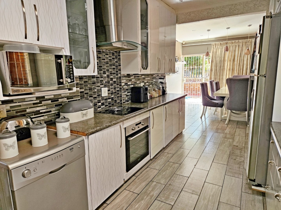 4 Bedroom Property for Sale in Birchleigh North Gauteng