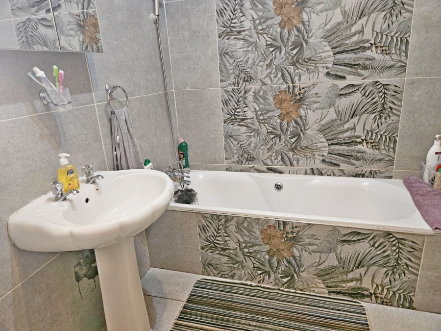 4 Bedroom Property for Sale in Birchleigh North Gauteng