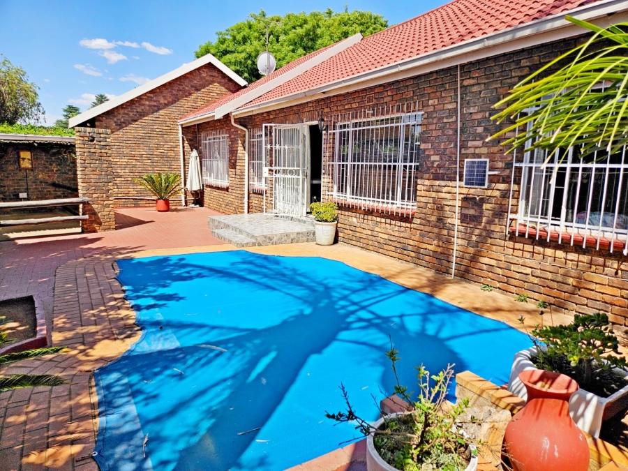4 Bedroom Property for Sale in Birchleigh North Gauteng