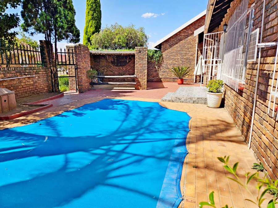 4 Bedroom Property for Sale in Birchleigh North Gauteng