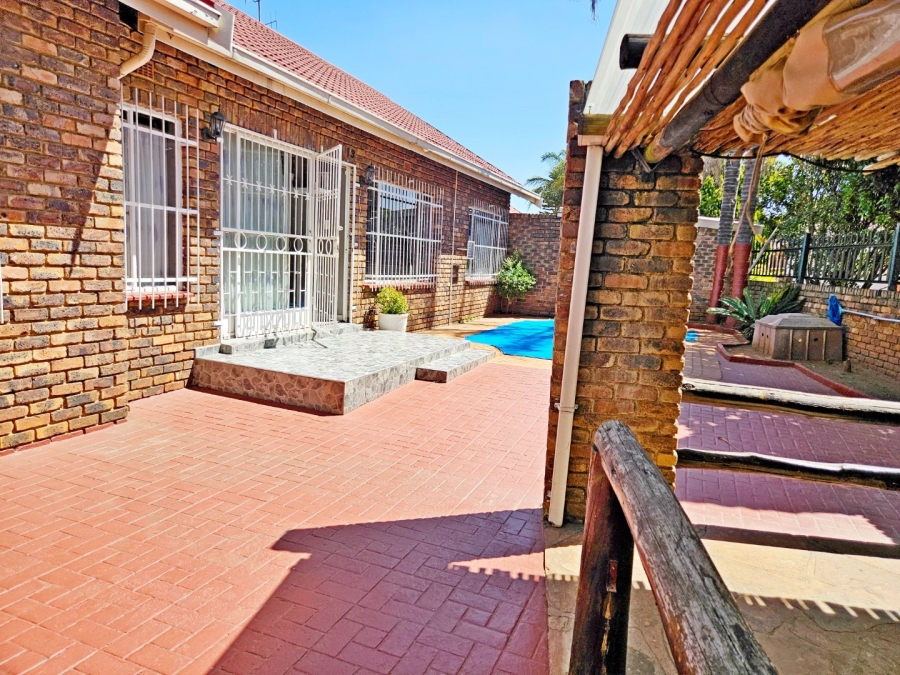 4 Bedroom Property for Sale in Birchleigh North Gauteng