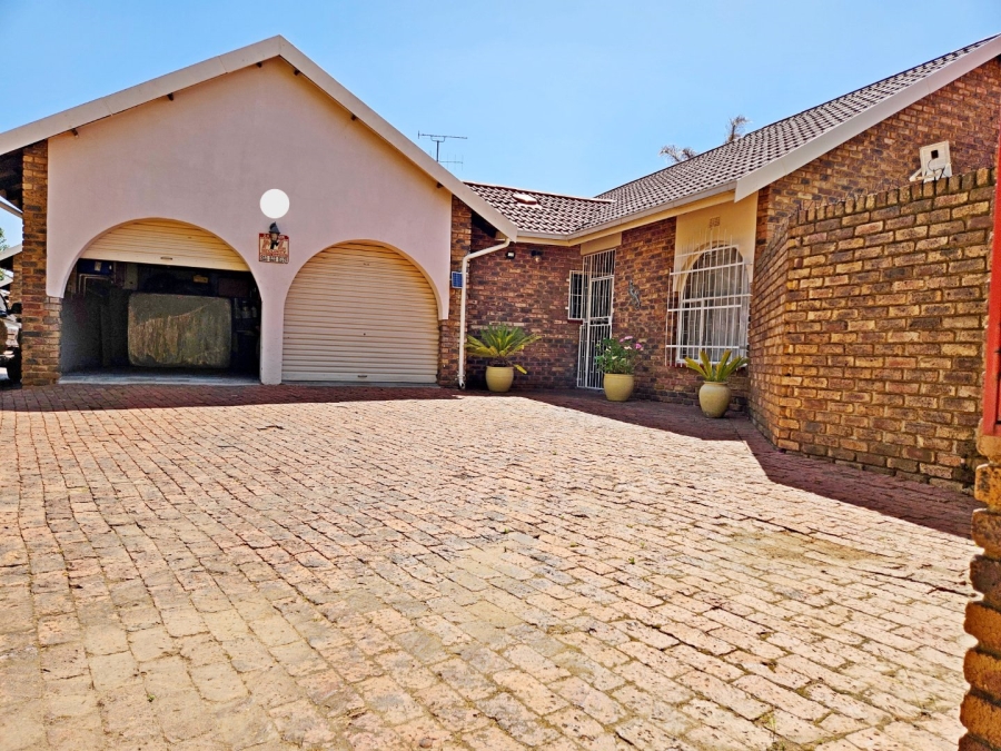 4 Bedroom Property for Sale in Birchleigh North Gauteng