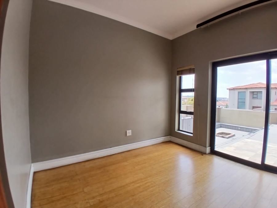 5 Bedroom Property for Sale in Crescent Wood Country Estate Gauteng
