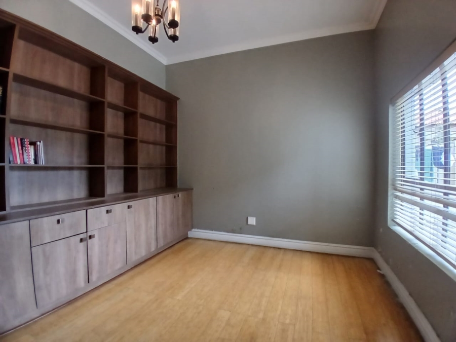 5 Bedroom Property for Sale in Crescent Wood Country Estate Gauteng