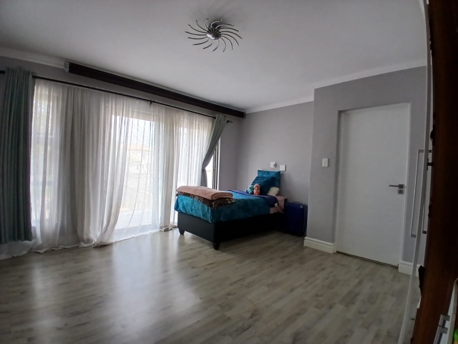 5 Bedroom Property for Sale in Crescent Wood Country Estate Gauteng