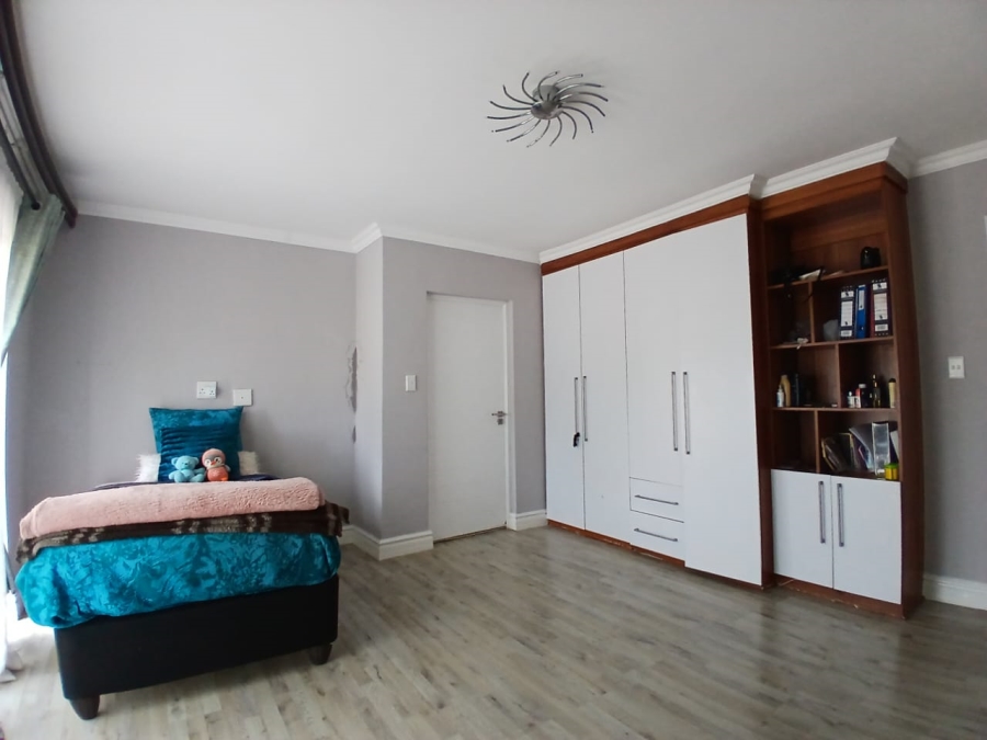 5 Bedroom Property for Sale in Crescent Wood Country Estate Gauteng