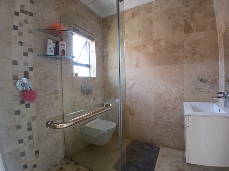 5 Bedroom Property for Sale in Crescent Wood Country Estate Gauteng