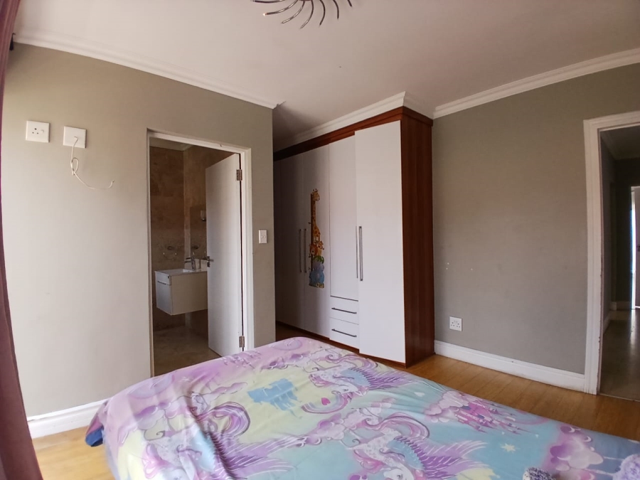 5 Bedroom Property for Sale in Crescent Wood Country Estate Gauteng
