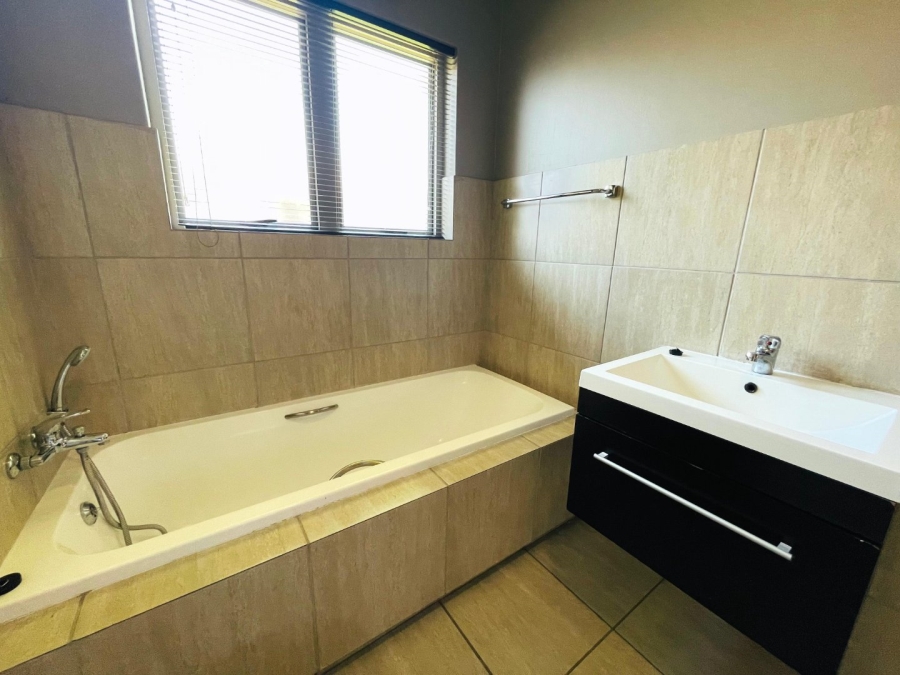 To Let 3 Bedroom Property for Rent in Noordwyk Gauteng