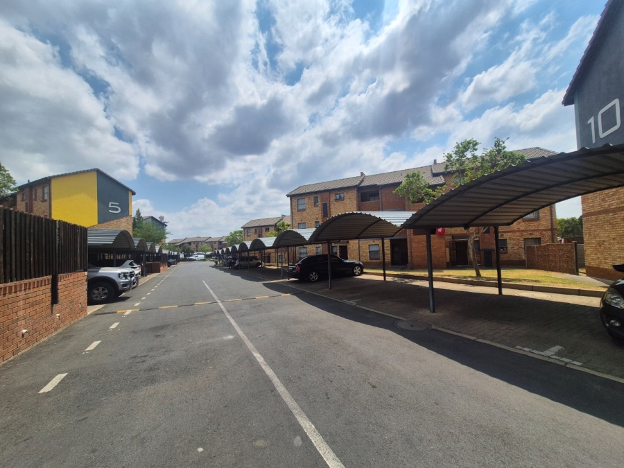 To Let 1 Bedroom Property for Rent in Noordwyk Gauteng