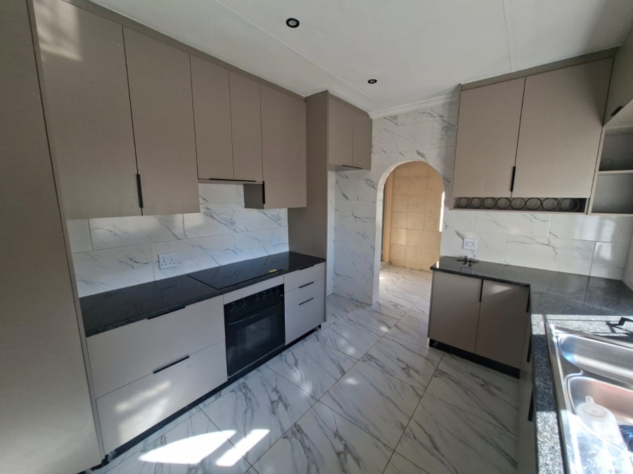 4 Bedroom Property for Sale in Birchleigh North Gauteng
