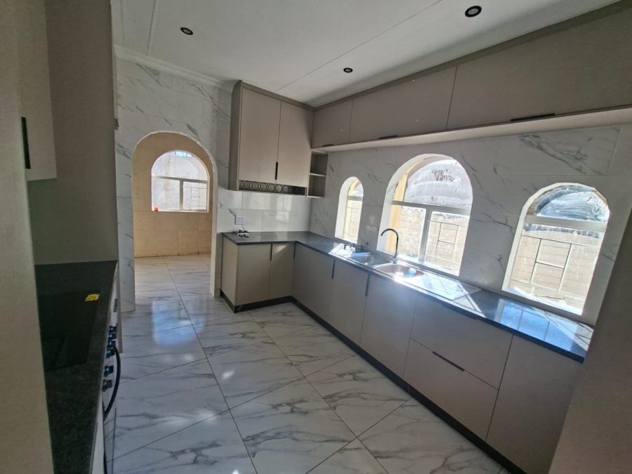 4 Bedroom Property for Sale in Birchleigh North Gauteng