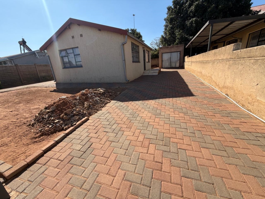 2 Bedroom Property for Sale in Esangweni Gauteng