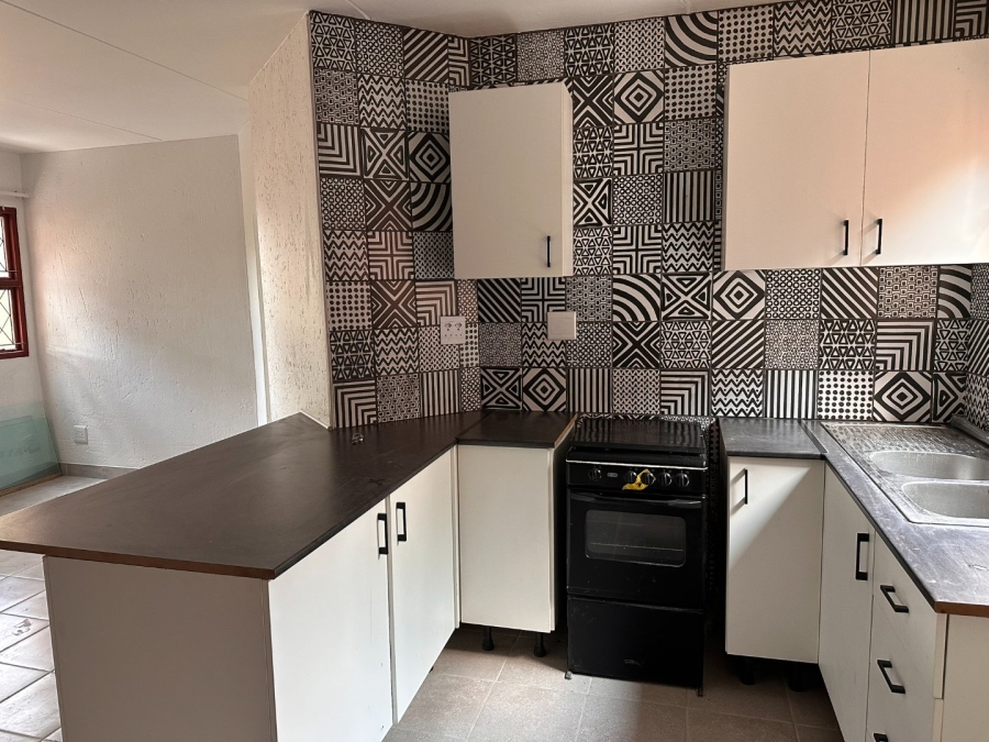 To Let 2 Bedroom Property for Rent in Bromhof Gauteng