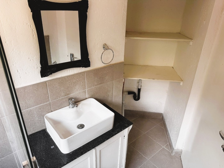 To Let 2 Bedroom Property for Rent in Bromhof Gauteng