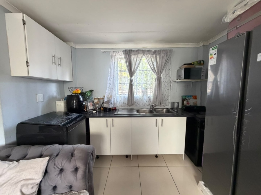 To Let  Bedroom Property for Rent in Weltevreden Park Gauteng
