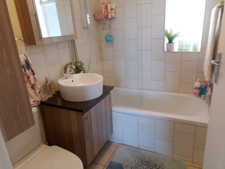 2 Bedroom Property for Sale in La Montagne Gauteng