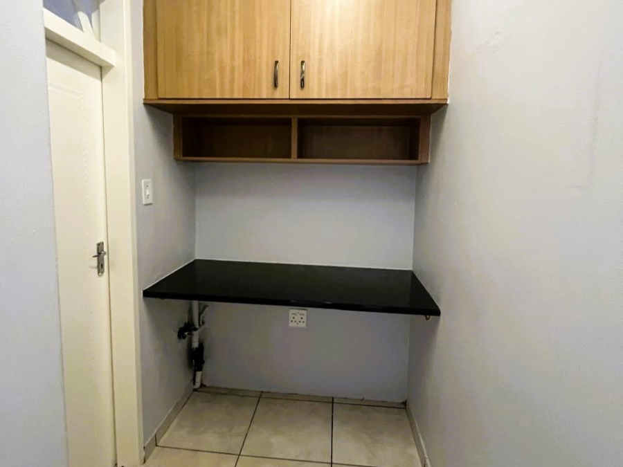 To Let 2 Bedroom Property for Rent in Emmarentia Gauteng
