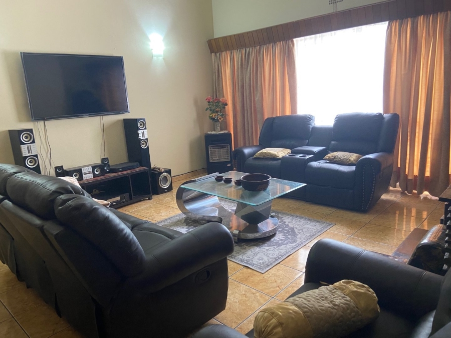 5 Bedroom Property for Sale in Illiondale Gauteng