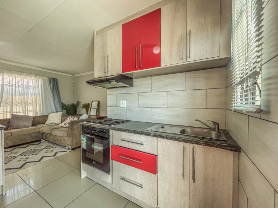 2 Bedroom Property for Sale in Blue Hills Gauteng