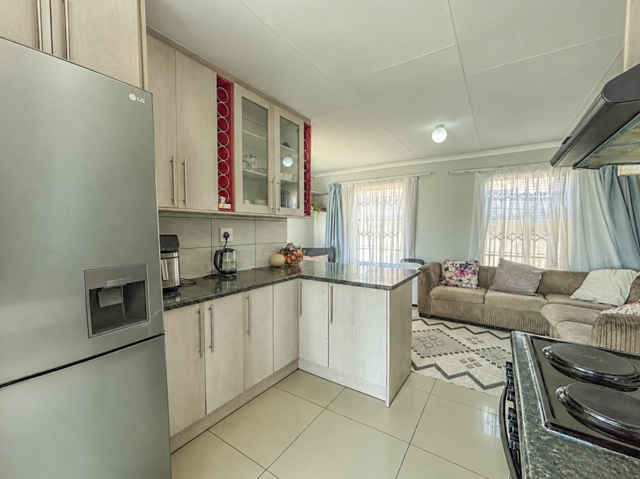 2 Bedroom Property for Sale in Blue Hills Gauteng