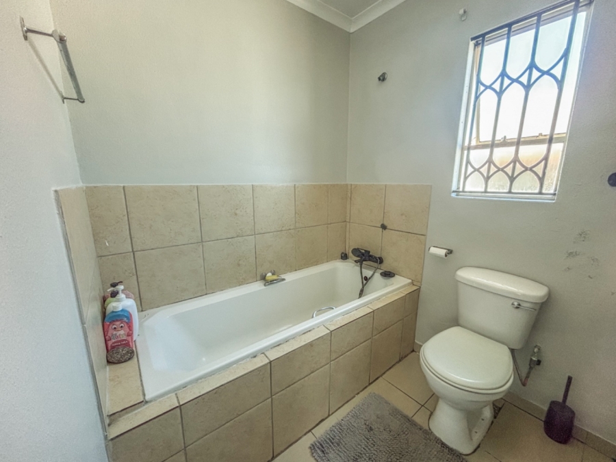2 Bedroom Property for Sale in Blue Hills Gauteng