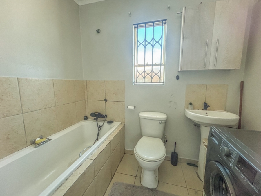 2 Bedroom Property for Sale in Blue Hills Gauteng
