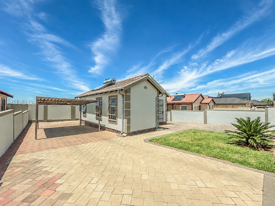 2 Bedroom Property for Sale in Blue Hills Gauteng