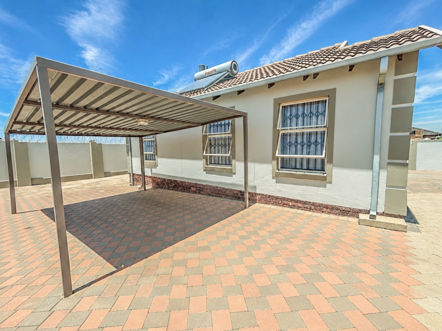 2 Bedroom Property for Sale in Blue Hills Gauteng