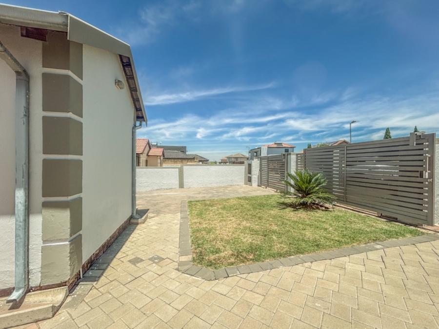 2 Bedroom Property for Sale in Blue Hills Gauteng